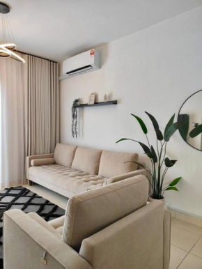 Skyview with Largest Unit Escape! 300mbps wifi and Netflix, High Floor